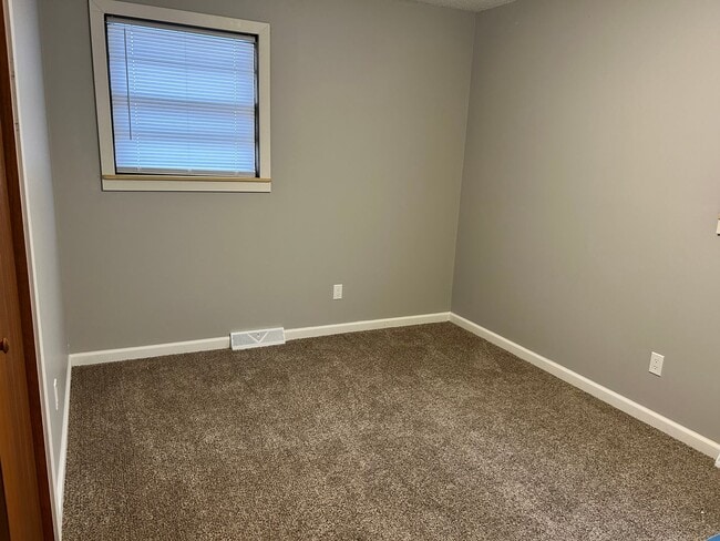 Building Photo - Newly Remodeled - Available Now!