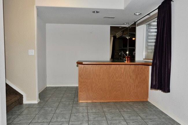 Building Photo - CDA Place Neighborhood- 4 bed with basement, cul de sac