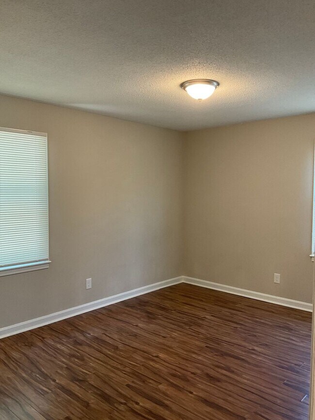 Building Photo - Available Now!! Beautiful 3 Bedroom