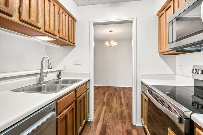 Building Photo - 1202 Thorpe Ln