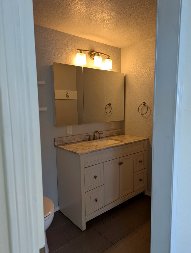 Building Photo - 2049 Kent Ct