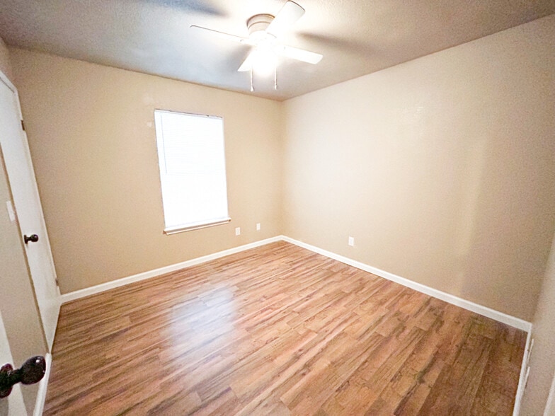 Building Photo - 614 W Peach St