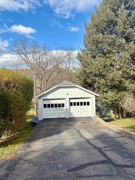 Building Photo - 227 Railroad St