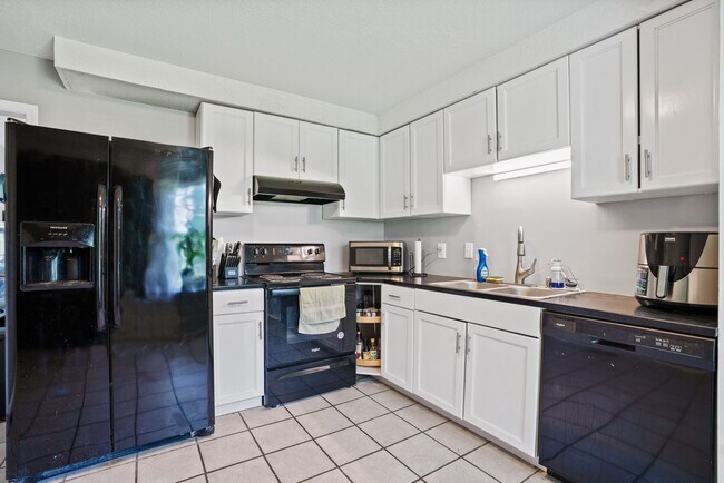 Building Photo - Renovated 3-Bed/2-Bath Home with Garage & ...