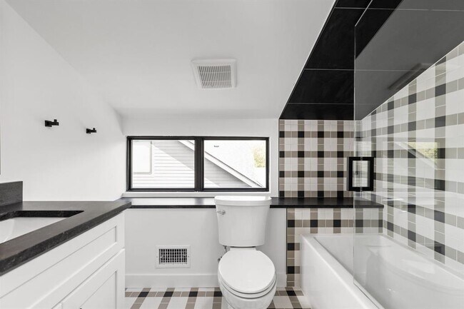 Building Photo - 912 1/2 E 50th St