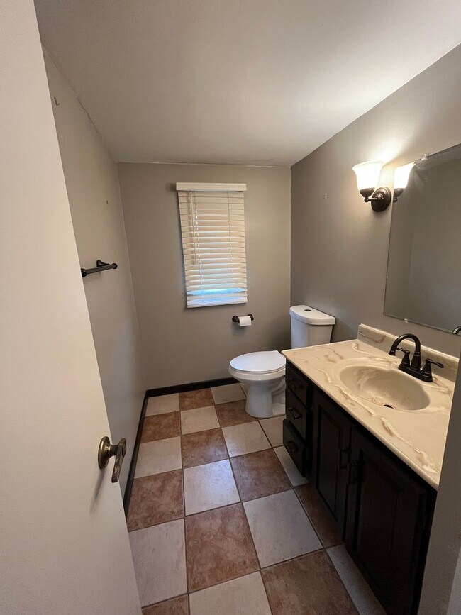 Building Photo - 3 bedroom available in the West Jefferson Hills School district!