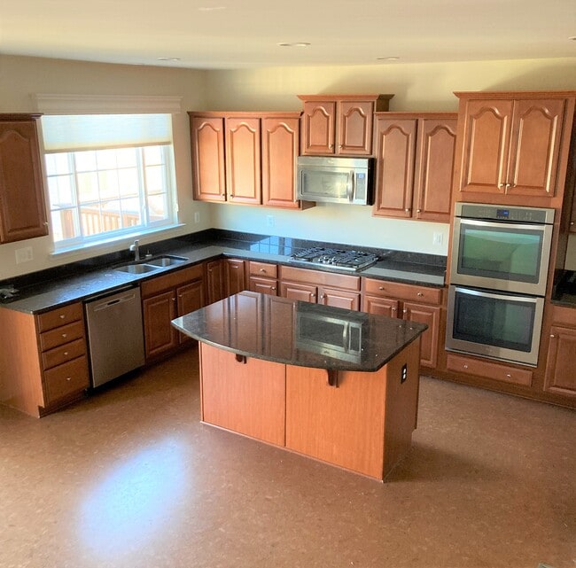 Upgraded Kitchen - 8 Lamplighter Ln