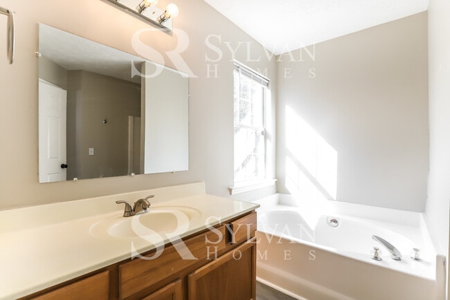 Building Photo - Spacious 4BR 3BA Home, Ready for You!