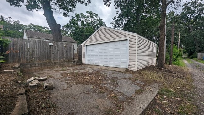 Building Photo - 1021 W Lawrence St