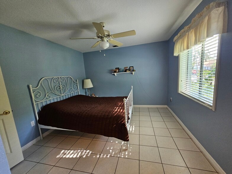Building Photo - 2210 Bayou Dr
