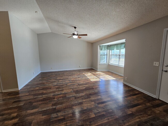 Building Photo - 425 Sunnyside Dr