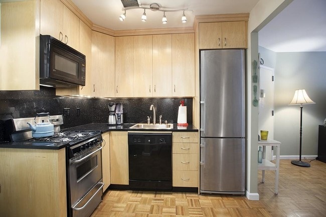 Building Photo - 712 Sackett St