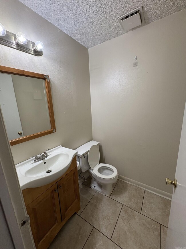 Building Photo - 7901 Parkwood Dr