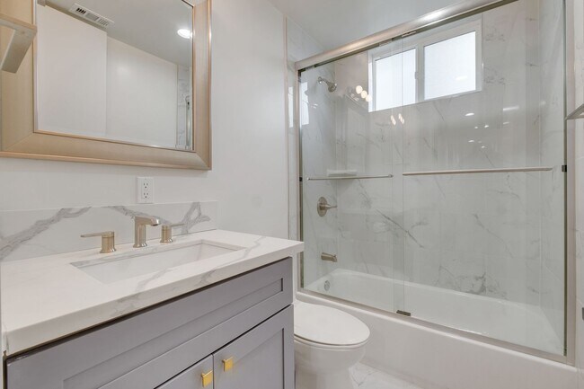 Building Photo - 4 Bed / 4 1/2 Bath Townhome in Sawtelle