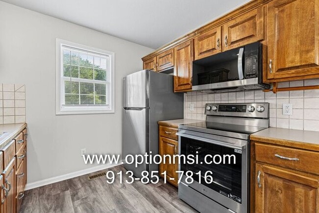 Building Photo - Welcome home to this beautifully updated 3-bedroom, 2-bath duplex in the heart of Johnson County!