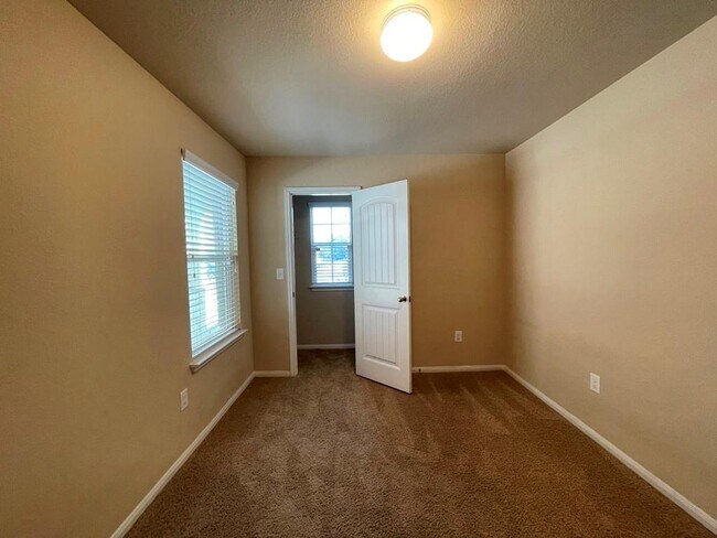Building Photo - 3400 Ortman Dr