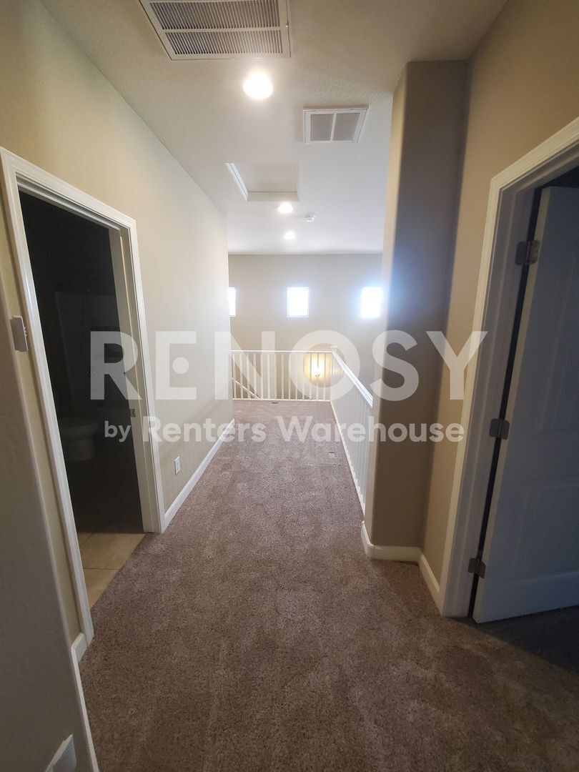 Building Photo - 1367 S Country Club Dr