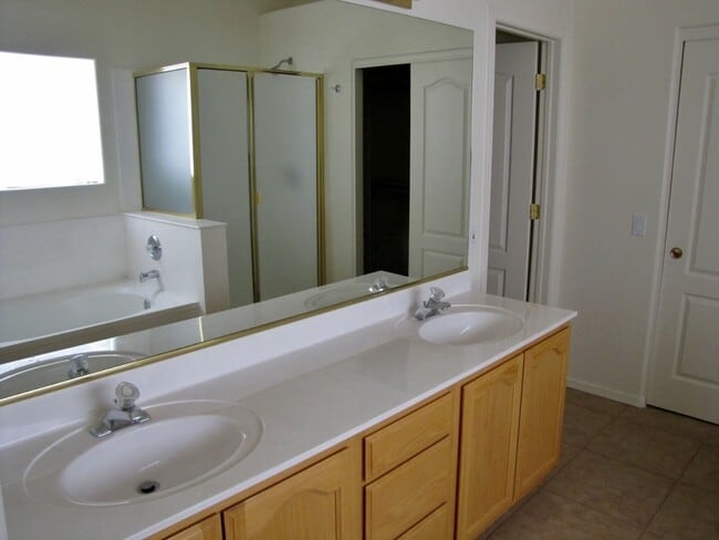 Building Photo - 3BR/2BA, 3-car garage, 1854 sq.ft. home in Remington Park, Sierra Vista, AZ