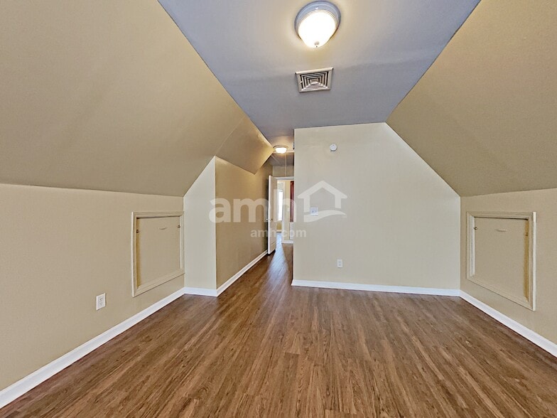 Building Photo - 1103 Bolton Dr