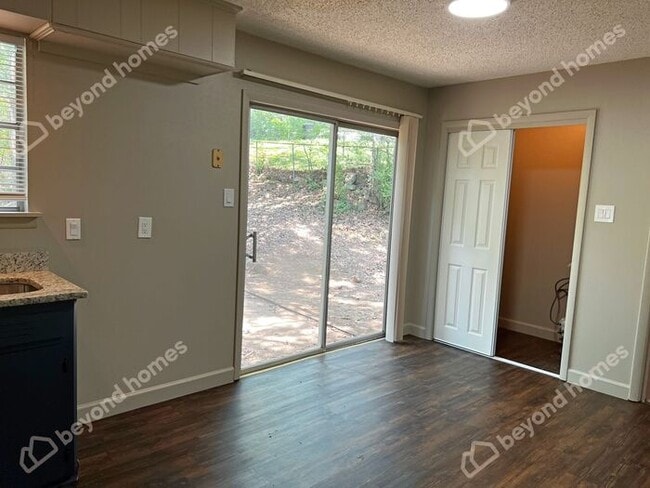 Building Photo - Beautiful and Modern 3 BD 1 BA with 1,196 ...