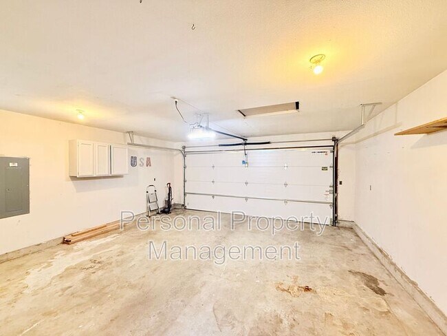Building Photo - 9411 NE Pinecreek St