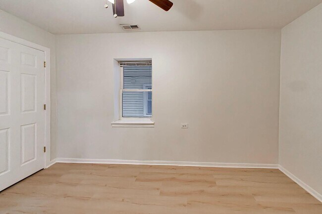 Building Photo - 3115 N Oakley Ave