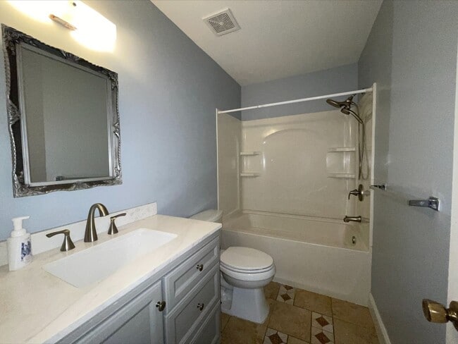 Building Photo - 5 Bedroom 2.5 Bath Rental in Newport News ...