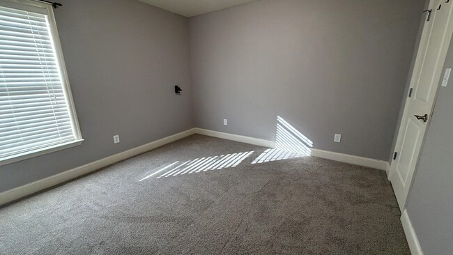 Building Photo - 176 Fields Pond Dr