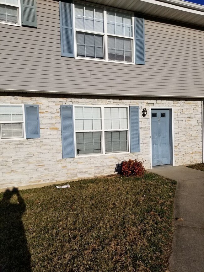 Building Photo - 3 bedroom 2.5 bathroom town house for rent