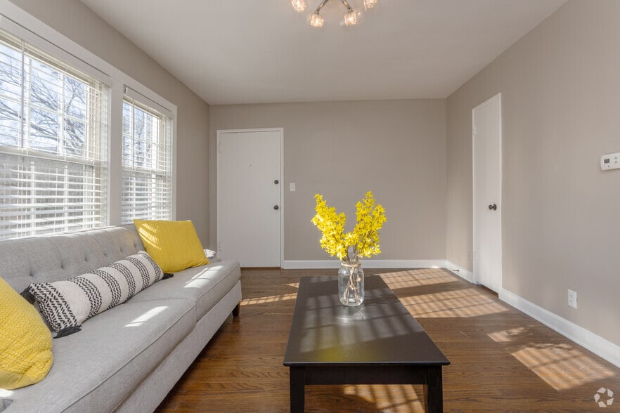 2BR, 1BA - 880 SF - Living Room - Avenue Willow