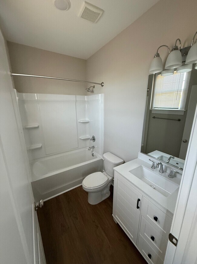 Building Photo - 121 Diver Dr