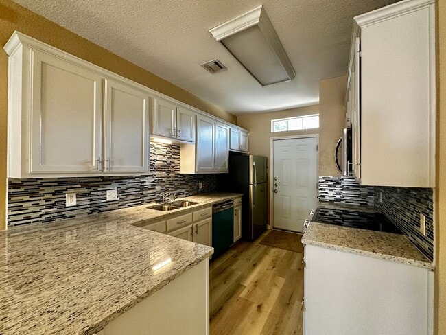 Building Photo - 4/4 Duplex in the Baylor Bubble!