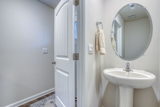 Building Photo - 124 Currant Cir