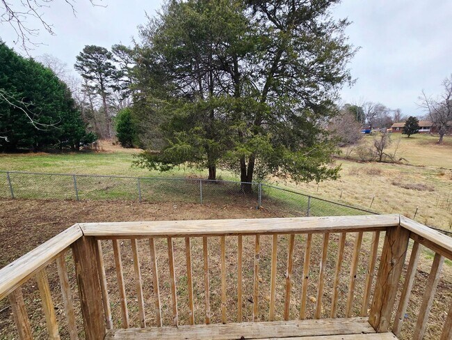 Building Photo - This charming 2 bedroom, 1 bathroom home is now available for rent.