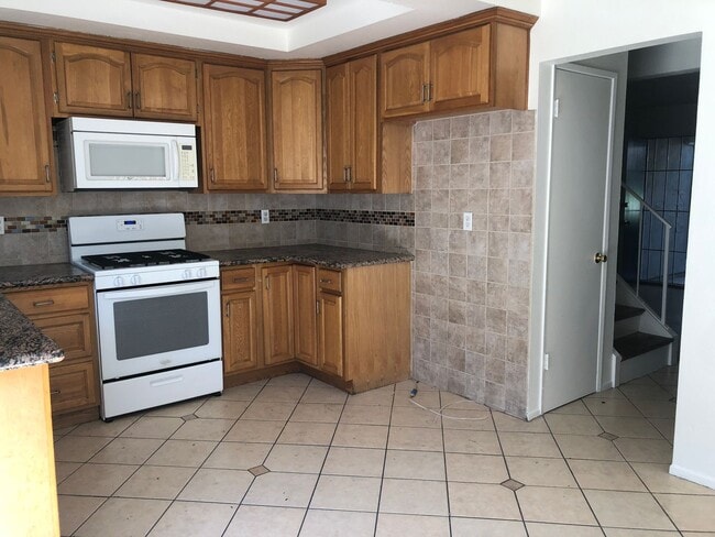 Building Photo - Santa Ana townhome style.  2 bed, 1 1/2 ba...