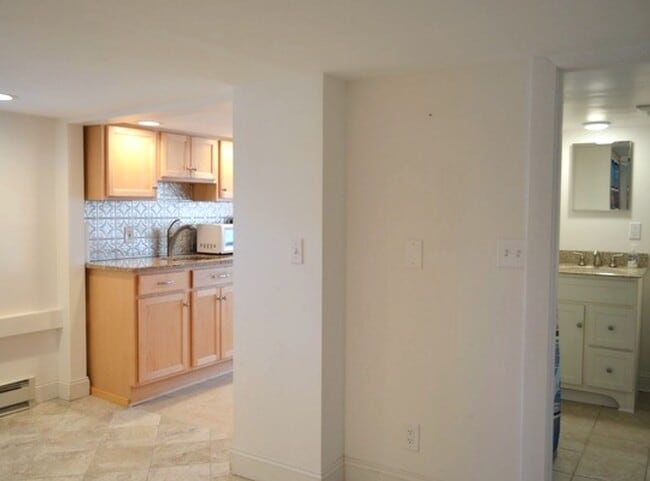 Building Photo - 9 Broadway Ave