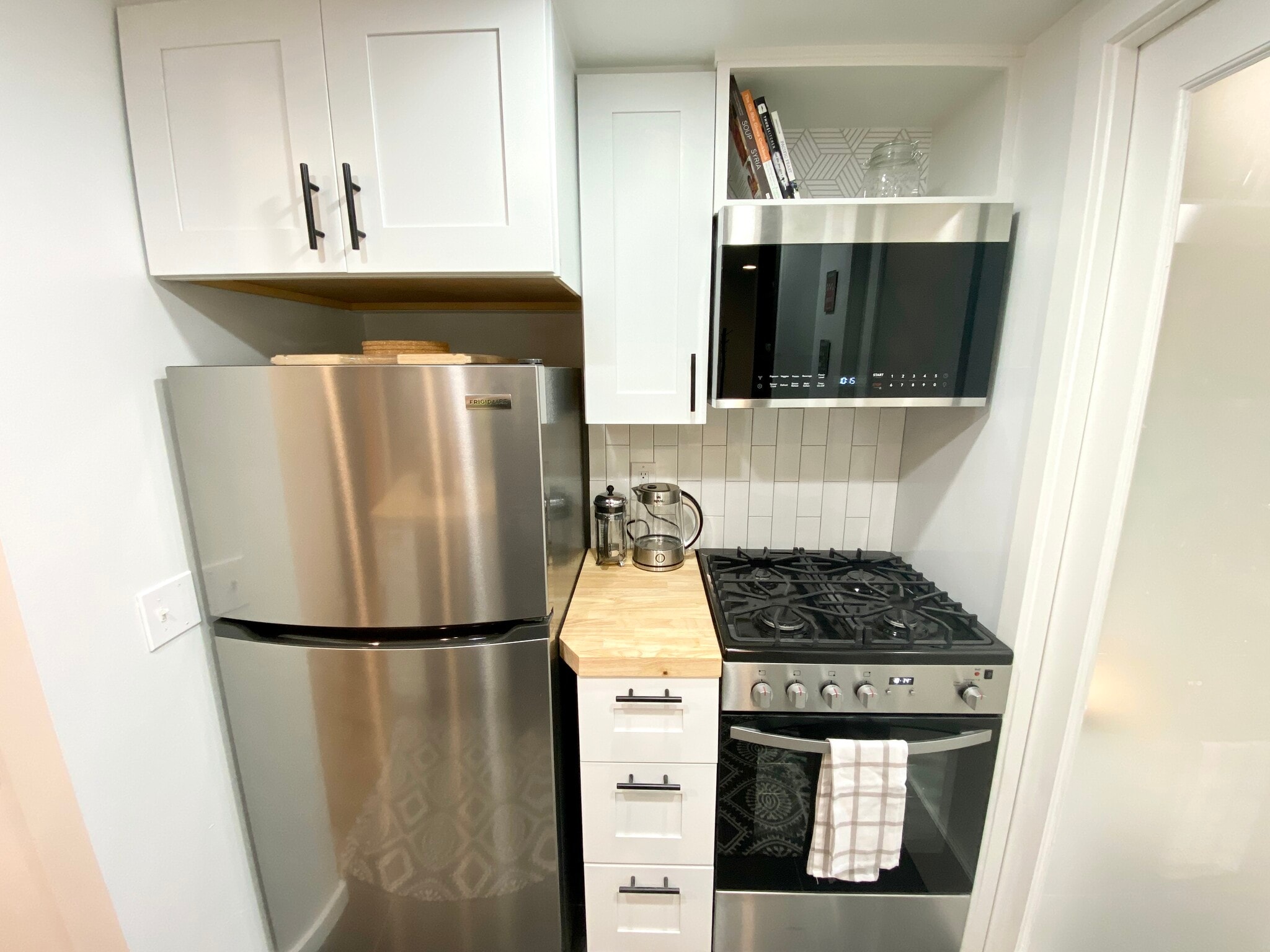 New stainless steel gas appliances. - 4045 54th Ave SW