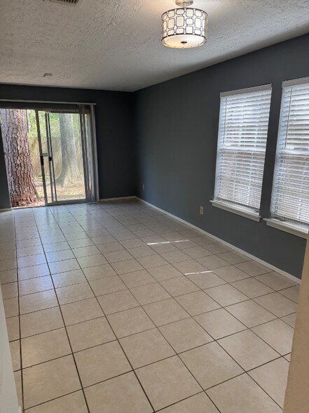 Building Photo - 10 N Circlewood Glen