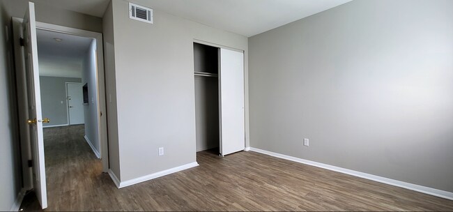 Building Photo - Spacious top floor  2 bedroom 1 bath Apart...