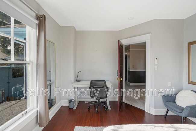 Building Photo - 165 17th St NE