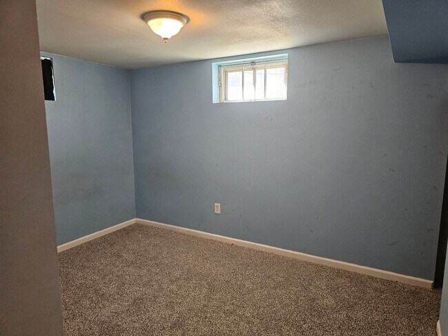 Building Photo - 915 W 28th St