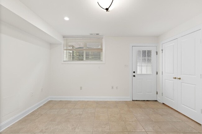 Building Photo - Charming One-Bedroom Basement Apartment