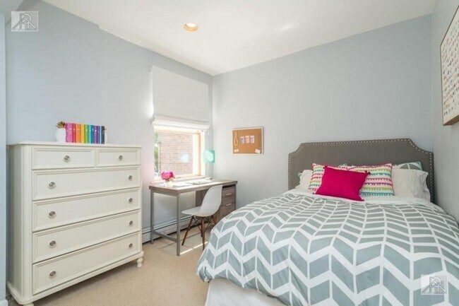 Building Photo - 5 bedroom in Brookline MA 02446