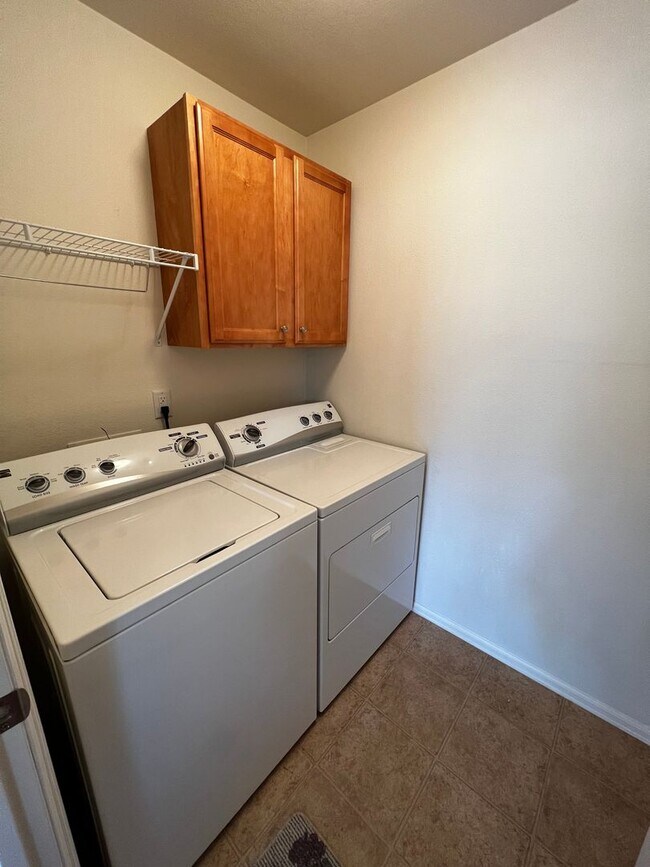 Building Photo - Charming 3 Bed, 2 Bath Home in Maple Hill