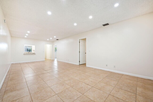 Building Photo - 308 Southwind Ct