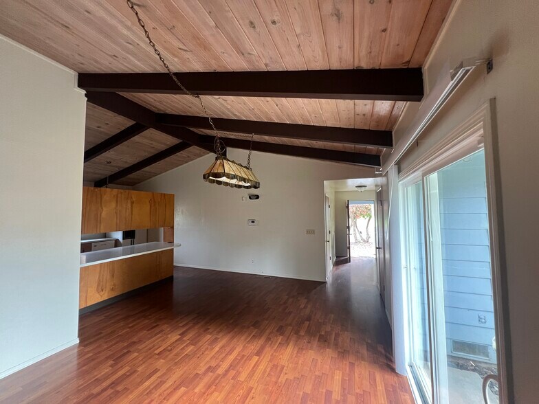 Building Photo - 5926 Walnut Dr