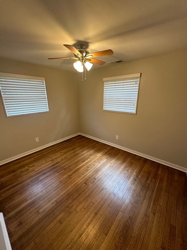 Building Photo - Beautiful Home in Colonial Acres!