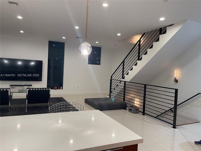 Building Photo - 909 NE 16th Terrace