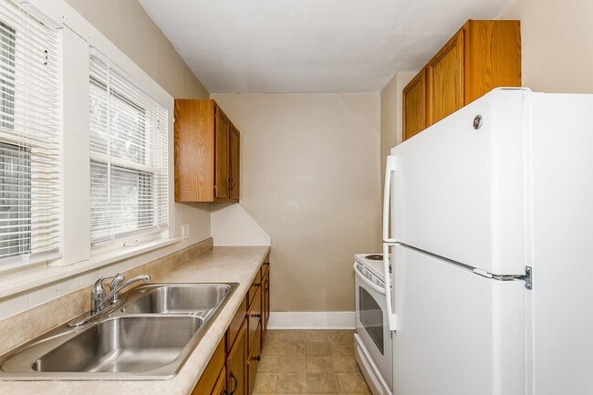 Building Photo - Large Bungalow in Sunnyside Neighborhood!