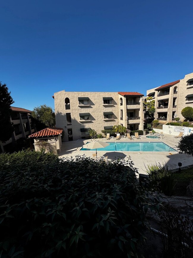 Building Photo - Mission Bay 2 Bed 2 Bath Condo with covere...